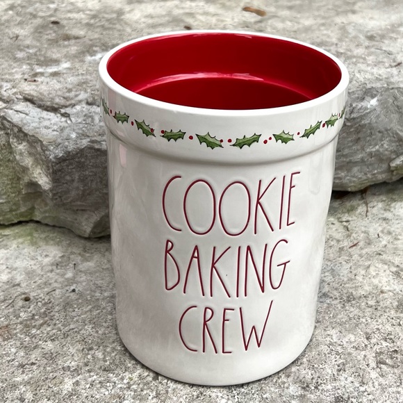 Rae Dunn COOKIE BAKING CREW Christmas Crock - Picture 3 of 4